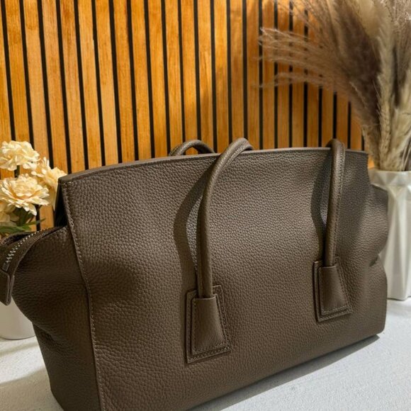 Prestige Tote – Elegance in Every Detail - Picture 4 of 10